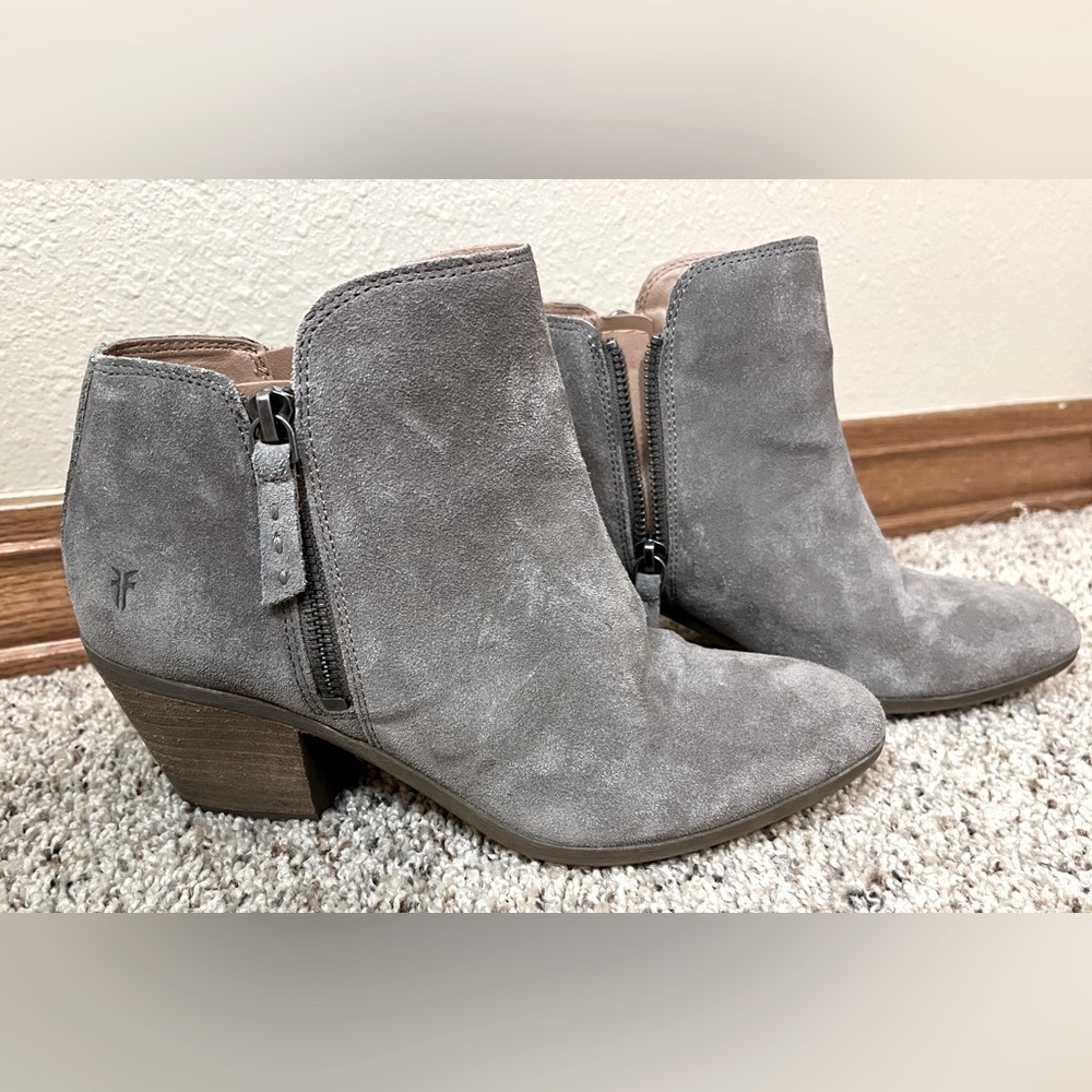 FRYE Judith bootie Double zip Suede Sz 7.5